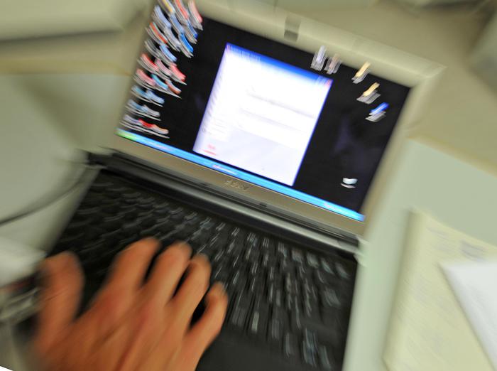 Un uomo utilizza un computer portatile in una foto d'archivio. ANSA/FRANCO SILVI/DRN